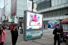 j9国际集团广告屏成都步行街登台,将靓丽进行到底